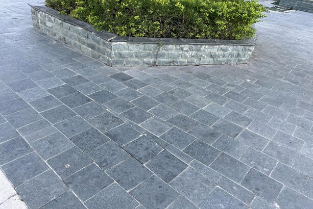 Đá Chẻ lát sân nhà hướng Tây