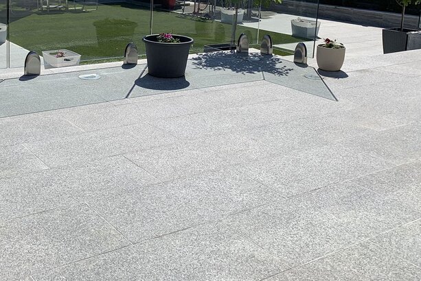 Đá Granite xám trắng băm mặt lát sân vườn