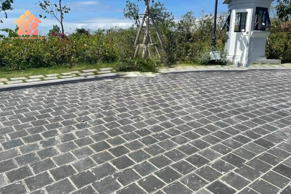 Đá bazan lát sân vườn