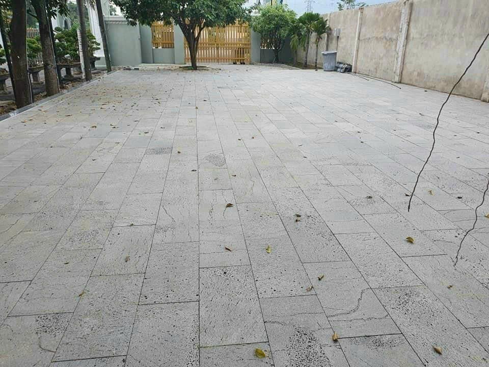 Đá ong xám lát sân vườn chống trơn